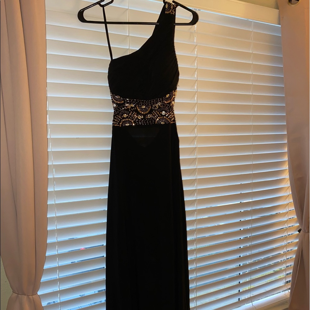 Black one shoulder formal dress.